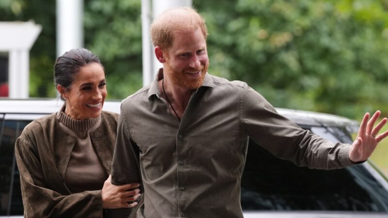 Visų akys nukrypo į Sasekso kunigaikštienę: stilingas chaki ir zomšos derinys užbūrė gerbėjus