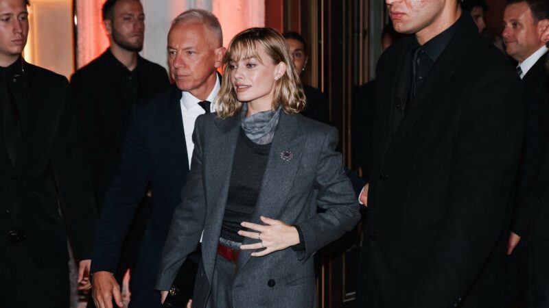 Margot Robbie įvaizdis: sužinokite, kaip klasikinis kostiumas pavirto moderniu pareiškimu