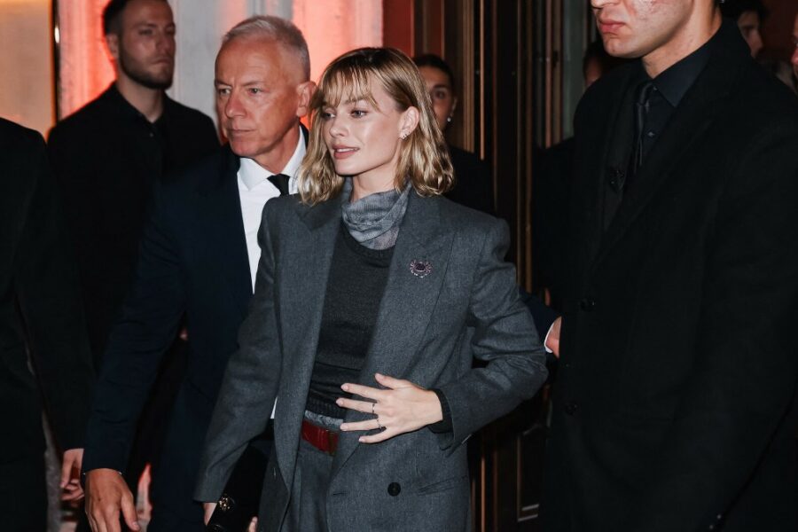 Margot Robbie įvaizdis: sužinokite, kaip klasikinis kostiumas pavirto moderniu pareiškimu