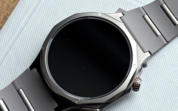 „Oppo Watch X3“ testas: atrodo puikiai, bet viena detalė gali sustabdyti pirkėjus