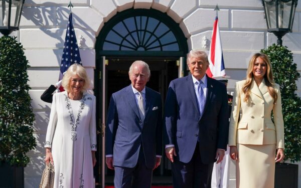 Melania Trump ir karalienė Camilla dėmesio centre: jų įvaizdis kalbėjo garsiau už protokolą