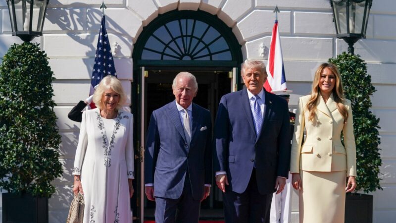 Melania Trump ir karalienė Camilla dėmesio centre: jų įvaizdis kalbėjo garsiau už protokolą