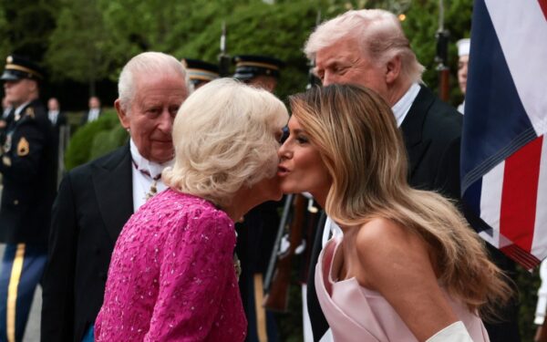 Karolio III vizitas JAV sukėlė mados audrą: Camilla be tiaros, Melania – su „Dior“