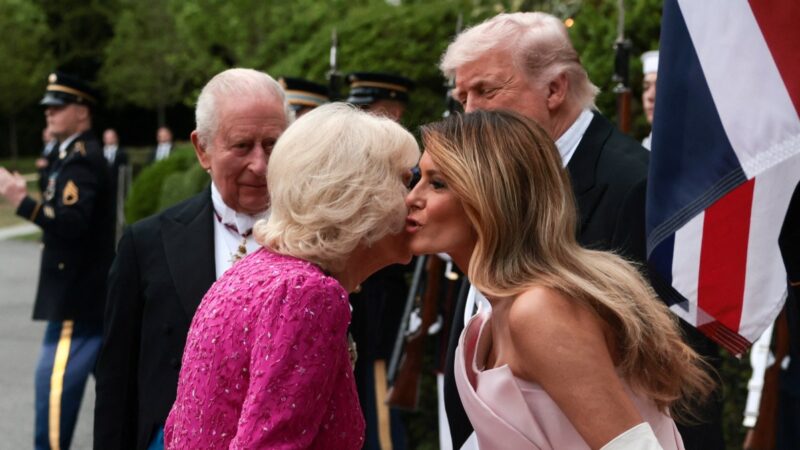 Karolio III vizitas JAV sukėlė mados audrą: Camilla be tiaros, Melania – su „Dior“