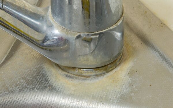 Jei tai matote ant čiaupų ar virdulio – jūsų vanduo gali būti didesnė problema nei manėte