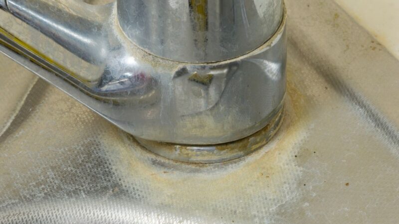 Jei tai matote ant čiaupų ar virdulio – jūsų vanduo gali būti didesnė problema nei manėte