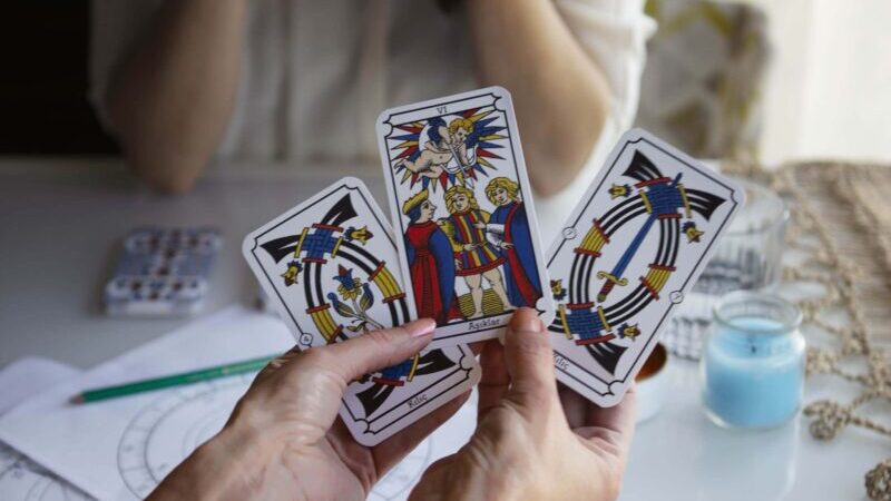 Dienos horoskopas šeštadieniui: kai kuriems Zodiako ženklams teks priimti finansinius sprendimus, kurie pakeis jų kryptį