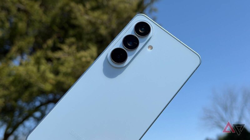 Nutekėjo „Samsung Galaxy S27“ planai: dėl Qi2 gali būti perbraižytas visas kamerų dizainas