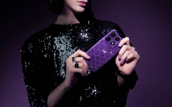 Prabanga kišenėje: „Motorola“ ir „Swarovski“ sukūrė išskirtinį modelį už beveik 1400 eur.