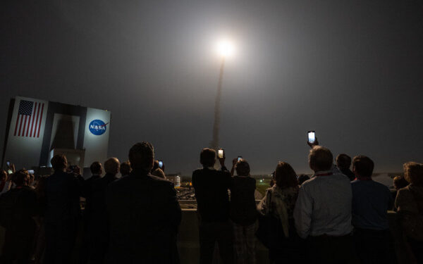 NASA sprendimas kelia diskusijas: „Artemis II“ kapsulė ruošiasi pavojingam sugrįžimui