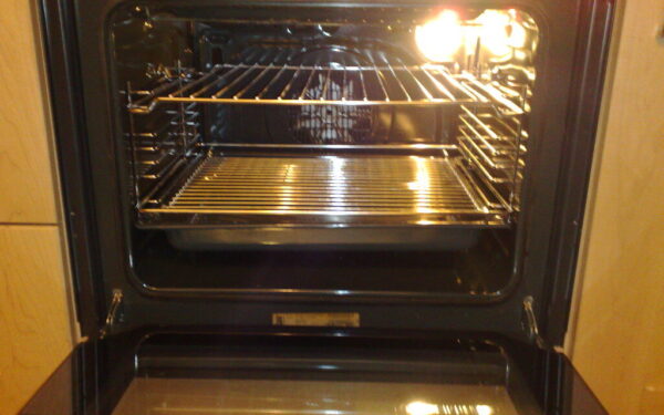 Virtuvės gudrybė, kuri taupo laiką: lengvas orkaitės valymo triukas, kurį verta išbandyti