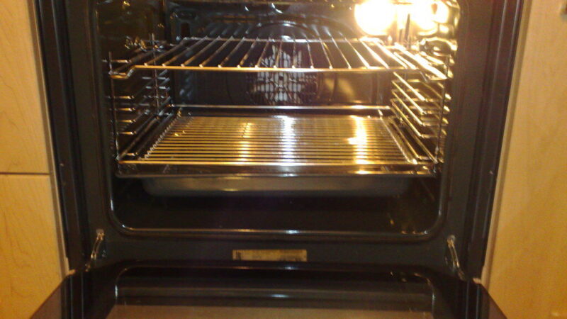 Virtuvės gudrybė, kuri taupo laiką: lengvas orkaitės valymo triukas, kurį verta išbandyti