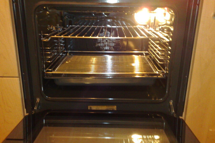 Virtuvės gudrybė, kuri taupo laiką: lengvas orkaitės valymo triukas, kurį verta išbandyti