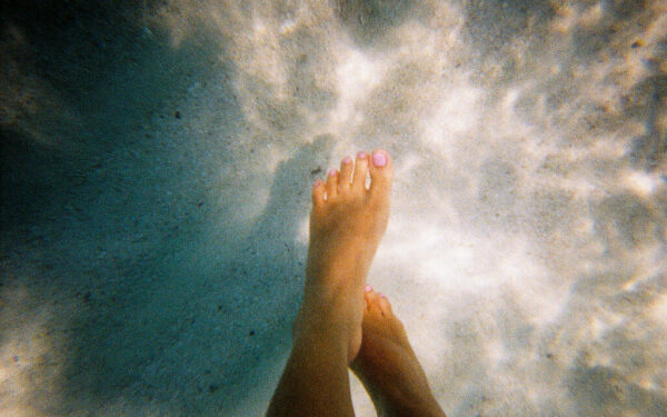 Lauro lapų vonelė pėdoms: sužinokite, kaip ji gali padėti nuo blogo kvapo ir diskomforto