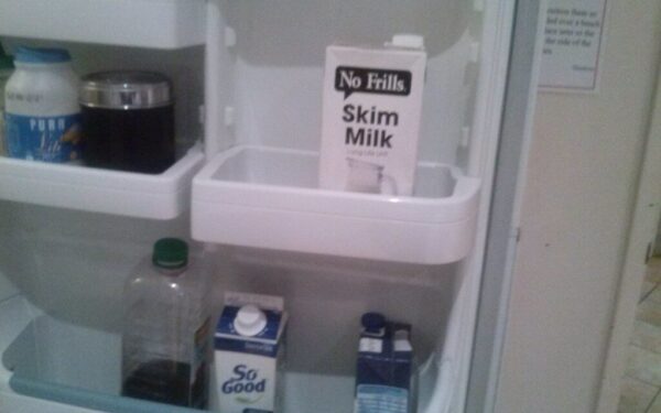 Šaldytuvo lentynų paslaptis: paprastas pokytis padės ilgiau išlaikyti pieno šviežumą