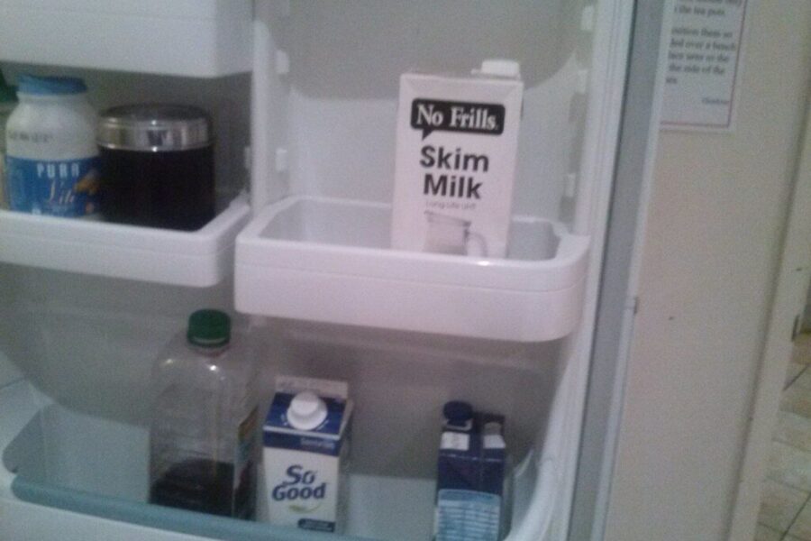 Šaldytuvo lentynų paslaptis: paprastas pokytis padės ilgiau išlaikyti pieno šviežumą