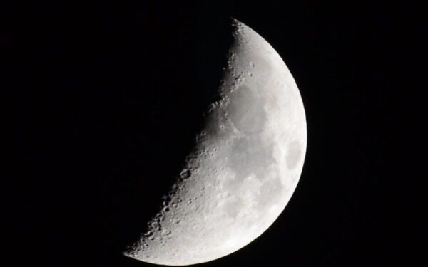 Mokslininkai rado užuominų apie Mėnulio gelmių chemiją: titanas gali keisti supratimą apie jo praeitį