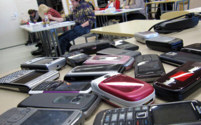 Daugiau laisvės ar problema? Seimas atmetė siūlymą riboti telefonus mokyklose