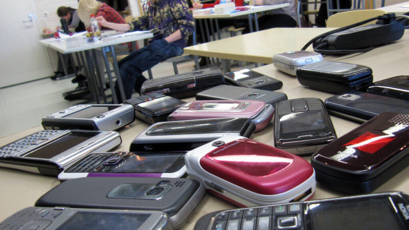 Daugiau laisvės ar problema? Seimas atmetė siūlymą riboti telefonus mokyklose