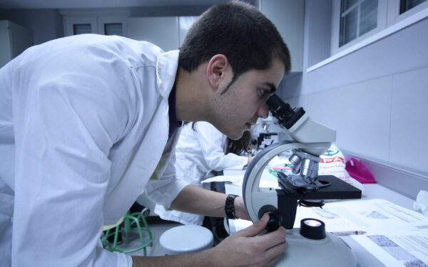 Medicinos studentai paliekami be pasirinkimo: siūlymas dėl rezidentų kelia vis daugiau pykčio