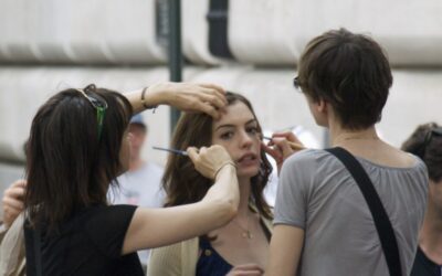 Šis duetas pavogė visą dėmesį: Anne Hathaway ir Donatella Versace nustebino mados pareiškimu