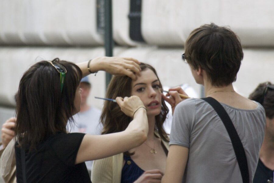 Šis duetas pavogė visą dėmesį: Anne Hathaway ir Donatella Versace nustebino mados pareiškimu