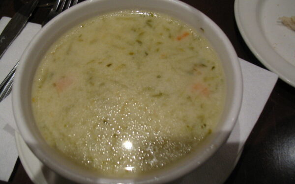 Švelnesnė ir sodresnė raugintų agurkų sriuba: padės netikėtas ingredientas pabaigoje