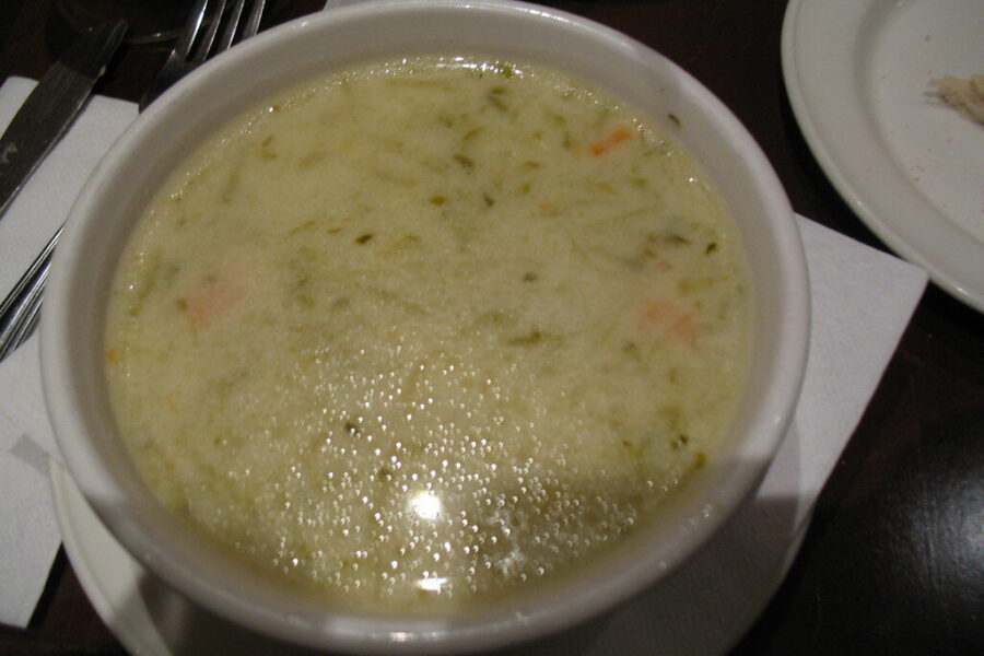 Švelnesnė ir sodresnė raugintų agurkų sriuba: padės netikėtas ingredientas pabaigoje