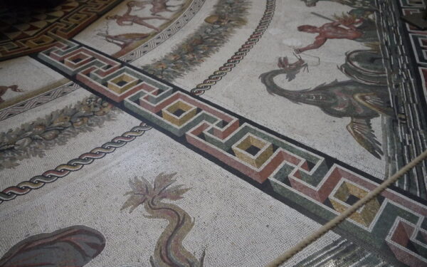 Naujas požiūris į Romą: atrasta mozaika gali būti pirmas moters kovos su žvėrimi arenoje vaizdas