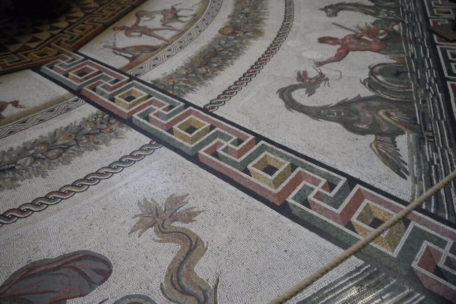 Naujas požiūris į Romą: atrasta mozaika gali būti pirmas moters kovos su žvėrimi arenoje vaizdas