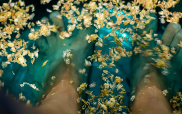 Paprasta rutina gražioms pėdoms: lengvi būdai, kaip atsikratyti šiurkščių kulnų namuose