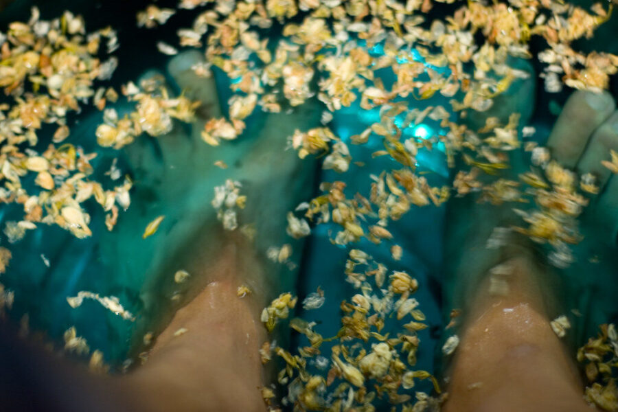 Paprasta rutina gražioms pėdoms: lengvi būdai, kaip atsikratyti šiurkščių kulnų namuose