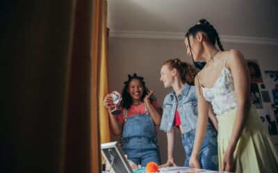 „girlhood FOMO“ reiškinys: tyrimas atskleidė, kodėl tokios draugystės atrodo tobulos tik internete