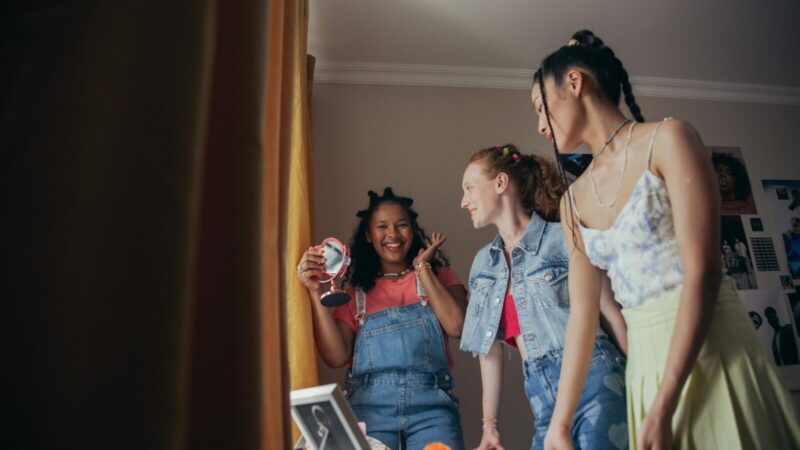 „girlhood FOMO“ reiškinys: tyrimas atskleidė, kodėl tokios draugystės atrodo tobulos tik internete