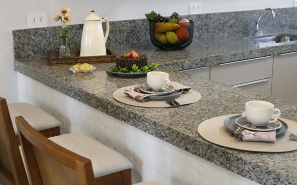 Stalviršis, kuris atlaiko virtuvės iššūkius: sužinokite, kuo išsiskiria kvarco konglomeratas