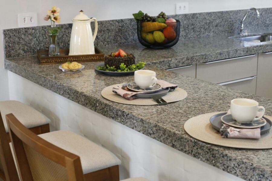 Stalviršis, kuris atlaiko virtuvės iššūkius: sužinokite, kuo išsiskiria kvarco konglomeratas