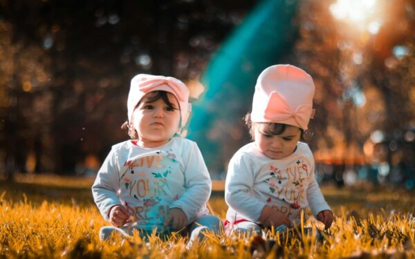 Netikėta tiesa apie dvynius: mokslininkai paaiškina, kas vyksta dar ankstyvoje vaikystėje