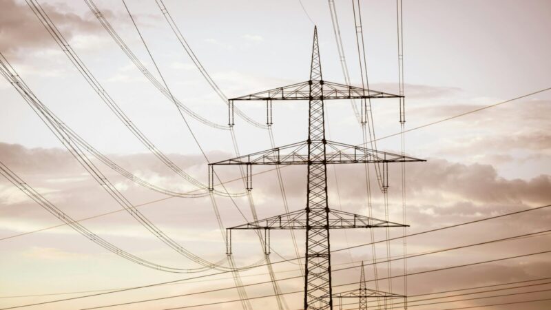Pigesnė elektra tik popieriuje? Tūkstančiai lietuvių moka dvigubai daugiau ir niekas nepadeda