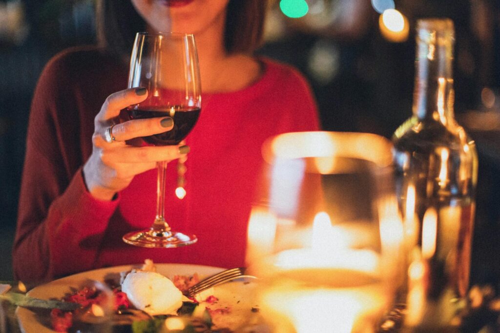 Moteris geria vyną. Pexels nuotr.