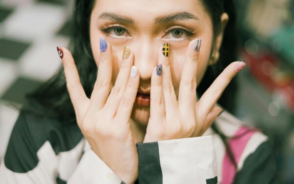 Šią vasarą viskas paprasčiau: šis manikiūras tinka viskam ir atrodo nepriekaištingai