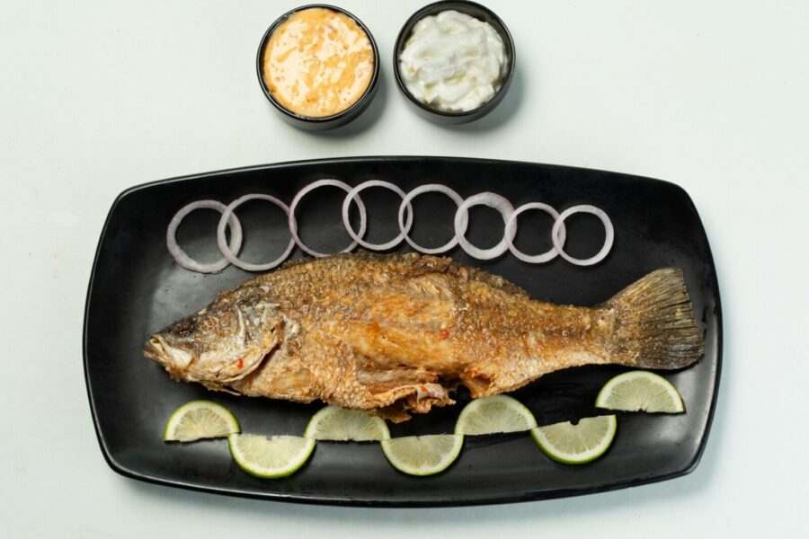 Lengvesnė alternatyva džiūvėsėliams: sužinokite, kodėl kepant žuvį verta rinktis bulvių krakmolą