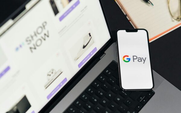 Mažiau netikėtų duomenų pasiūlymų: „Google“ stiprina privatumo kontrolę „Wallet“ programėlėje