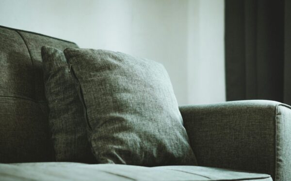 Minkštų baldų priežiūra: paprasti žingsniai, kaip naudoti sodą dėmėms ir kvapams šalinti