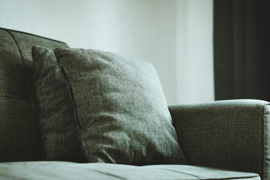 Minkštų baldų priežiūra: paprasti žingsniai, kaip naudoti sodą dėmėms ir kvapams šalinti