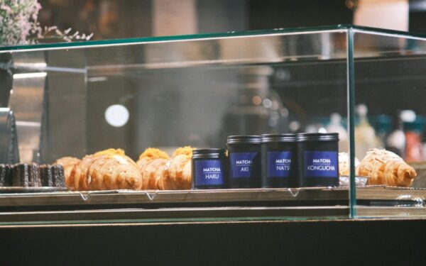 Spalvoti gėrimai vietoje matcha: sužinokite, kuo jie skiriasi nuo tikros žaliosios arbatos