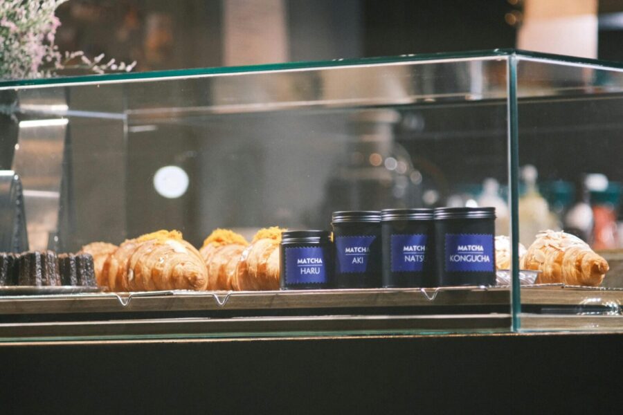 Spalvoti gėrimai vietoje matcha: sužinokite, kuo jie skiriasi nuo tikros žaliosios arbatos