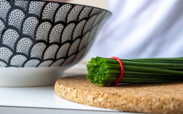 Laistymas, tręšimas ir pjovimas: daržininkų patarimai, kaip prižiūrėti laiškinį česnaką