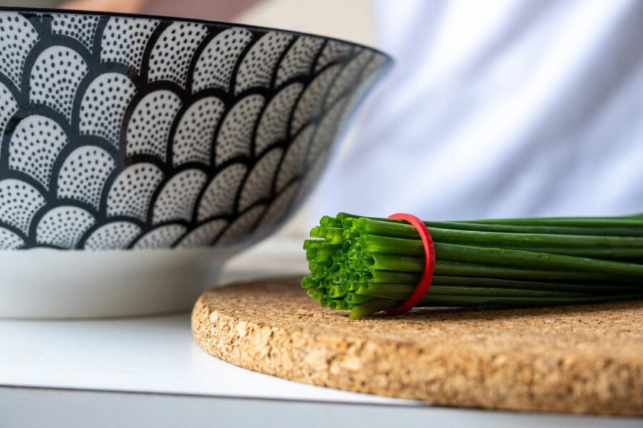 Laistymas, tręšimas ir pjovimas: daržininkų patarimai, kaip prižiūrėti laiškinį česnaką