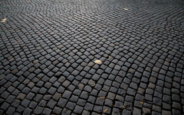 Paprasti sprendimai: naminiai ir profesionalūs būdai, kaip pašalinti alyvos dėmes nuo trinkelių