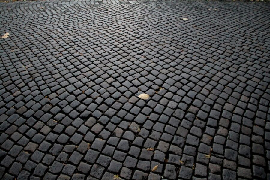 Paprasti sprendimai: naminiai ir profesionalūs būdai, kaip pašalinti alyvos dėmes nuo trinkelių